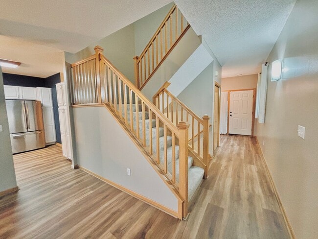 Building Photo - Gorgeous 3 Bedroom 4 Bath End Unit in Eagan