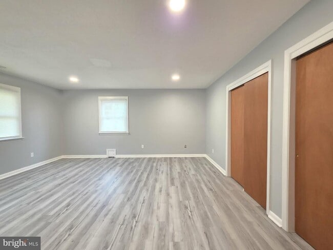 Building Photo - 8241 Robin Hood Dr