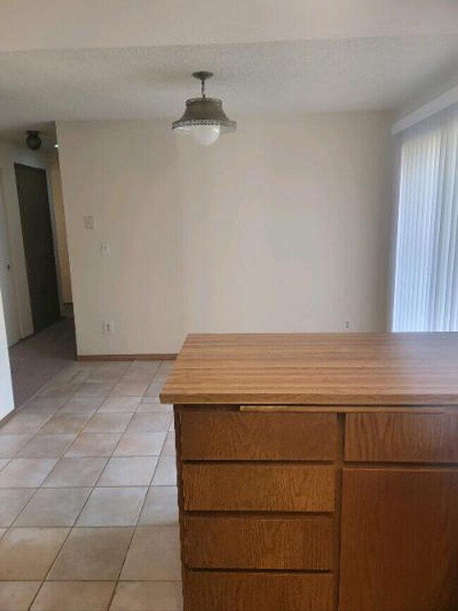 Building Photo - Classic North Tacoma 4 Bedroom Tri-Level with Peak a Boo View!