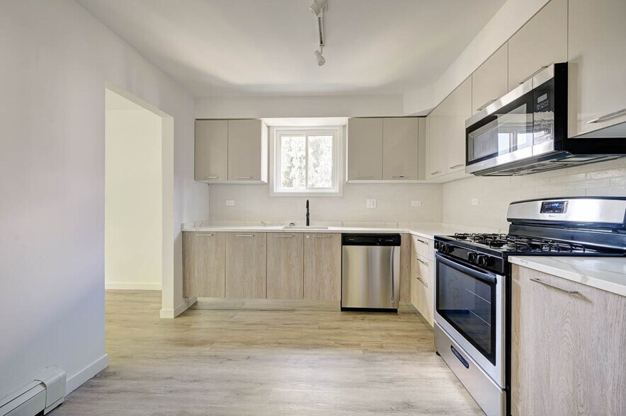 Building Photo - 7620 N Sheridan Rd