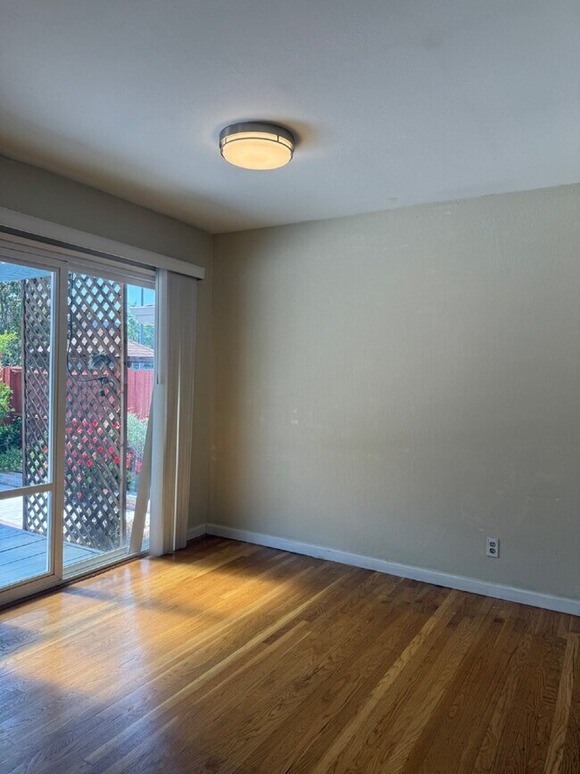 Building Photo - Charming 4 bedrooms and 2 full bathrooms L...