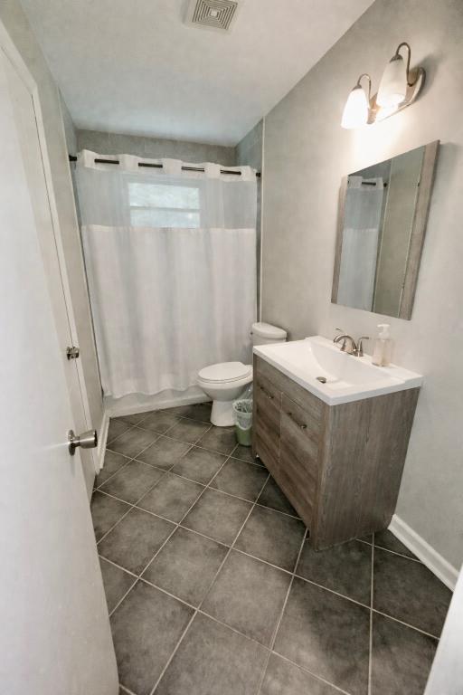 Building Photo - 943 Kingsway Rd