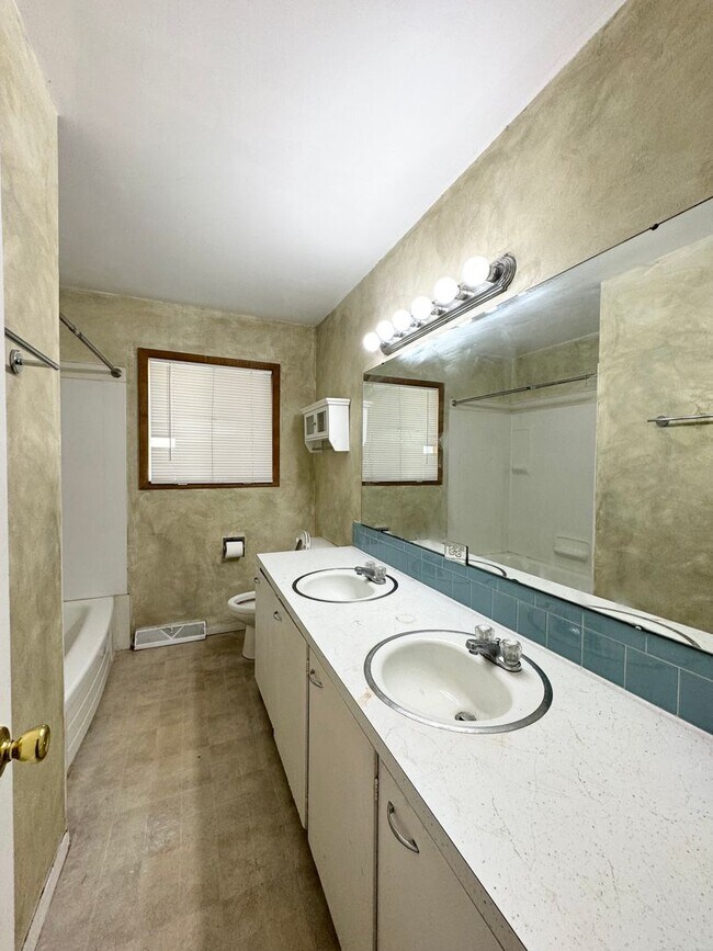 Building Photo - 3 Bed/1 Bath Home Near CSU!