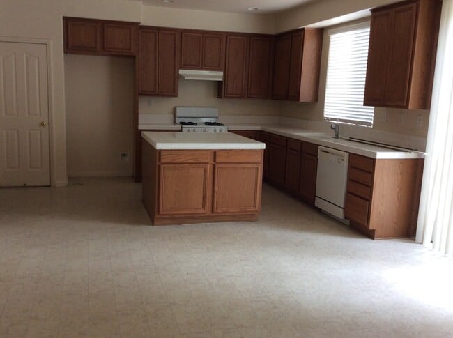 Building Photo - 4 bedroom 2 1/2 bath house in Yuba City
