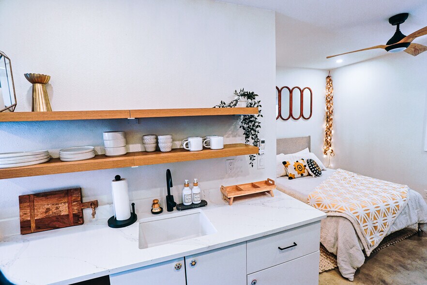 Building Photo - 6007 N Orange Blossom Ave