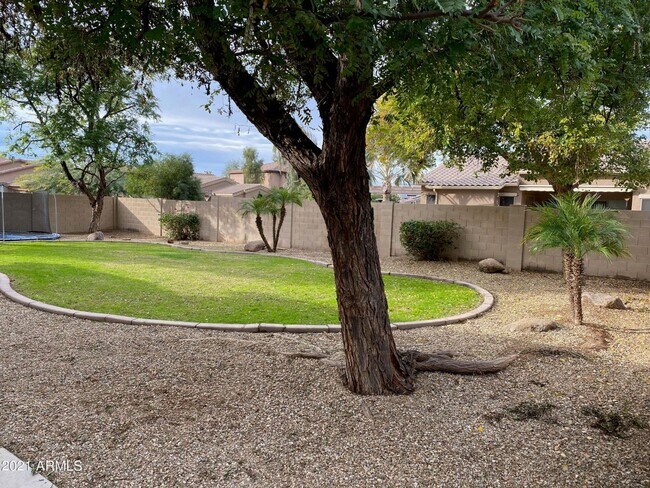 Building Photo - Beautiful 4 bedroom/ 2bath all on one story.
