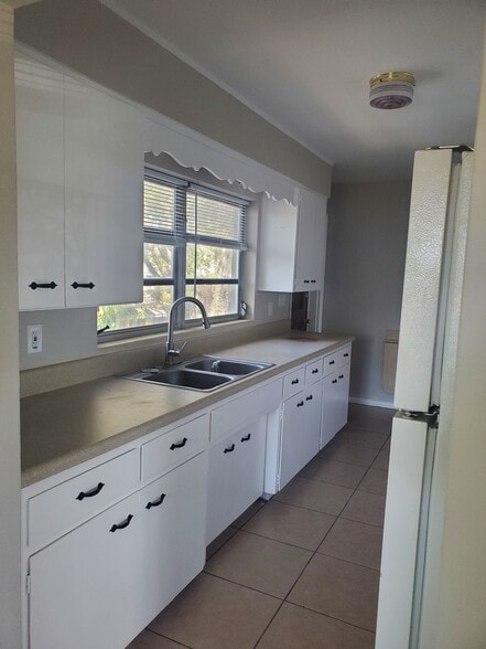 Kitchen - 916 E Lime St