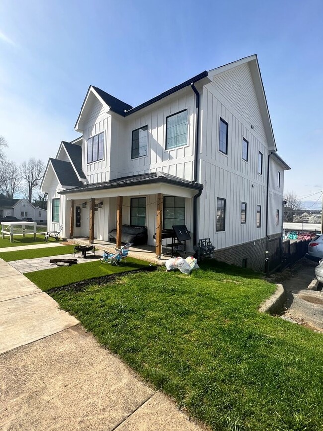 Building Photo - 4BR/4BA Unit #101 in 14 BR Triplex | UTK O...