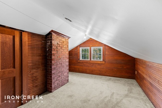 Building Photo - Charming Craftsman Home with Modern Conven...