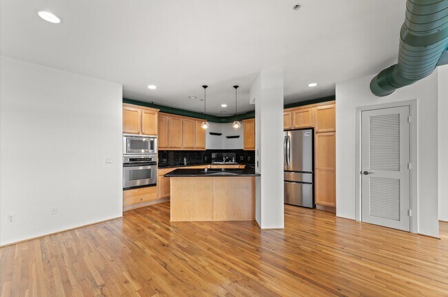 Building Photo - 1005 S Shepherd Dr