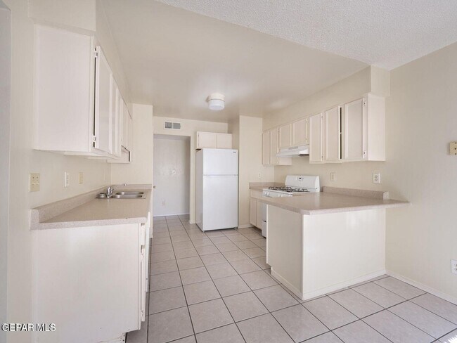 Building Photo - 2918 E Glen Dr