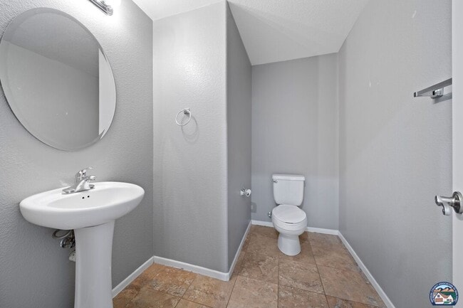 Building Photo - 315 Breezy Pl