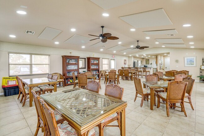 Building Photo - 4250 N Hwy A1A