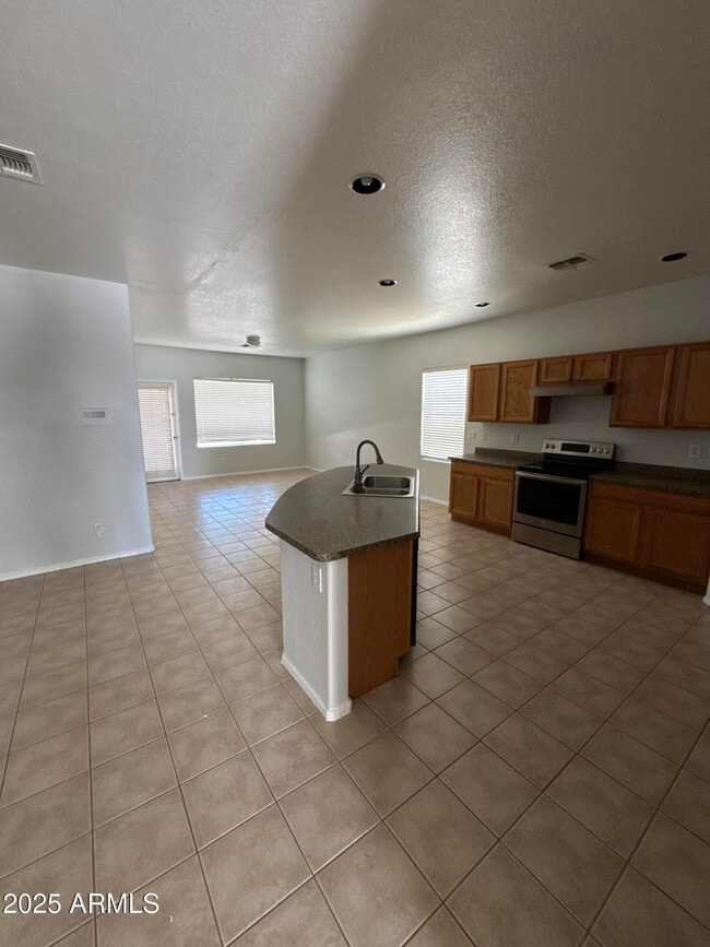 Building Photo - 513 S 115th Dr