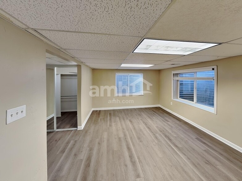 Building Photo - 3750 Suffolk Cir