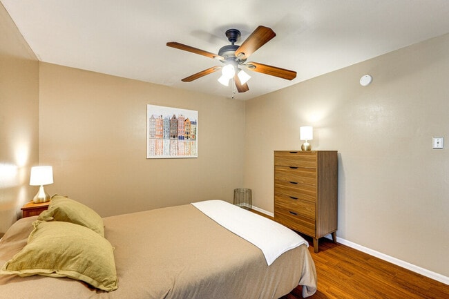 Building Photo - 8702 Village Dr