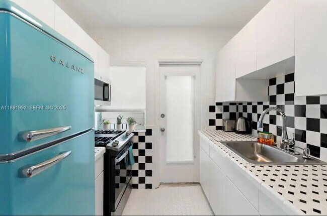 Building Photo - 7721 Harding Ave