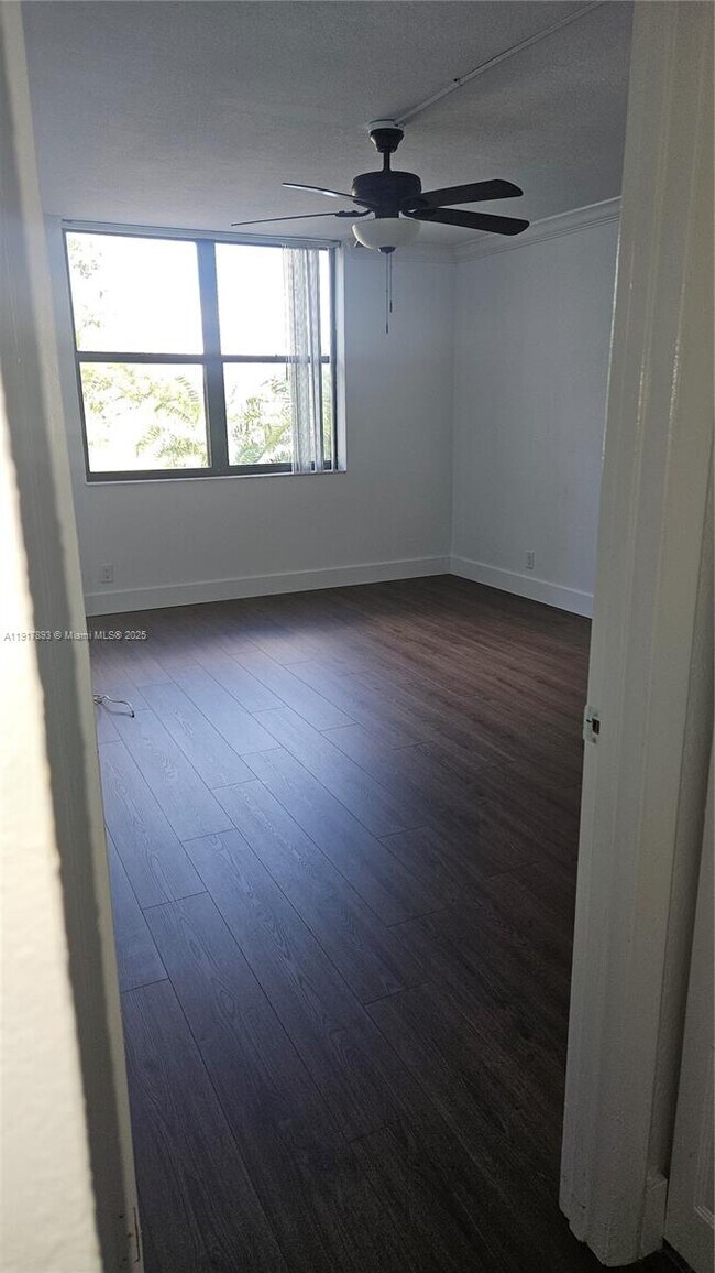 Building Photo - 105 Lake Emerald Dr