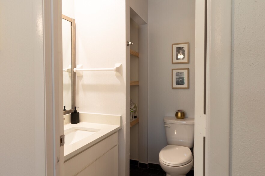 Master Bathroom 1 - 906 Sunridge Dr