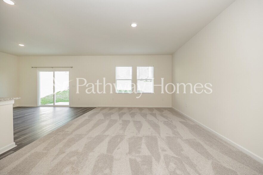 Building Photo - 1052 Large Poppy Dr