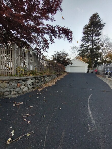 Building Photo - 6 Closson Ct