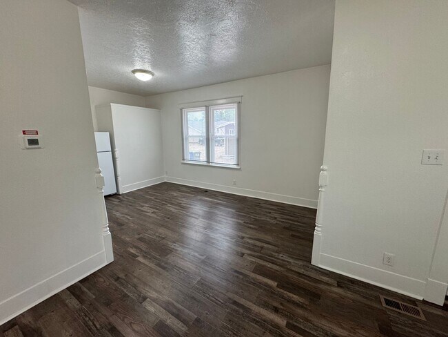 Building Photo - LEASING! Available June 30th