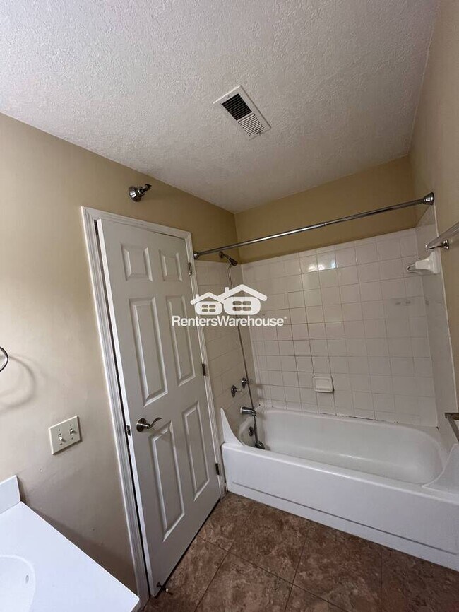 Building Photo - Beautiful Condo in a Beautiful Community