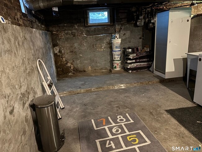 Building Photo - 14 Thill St