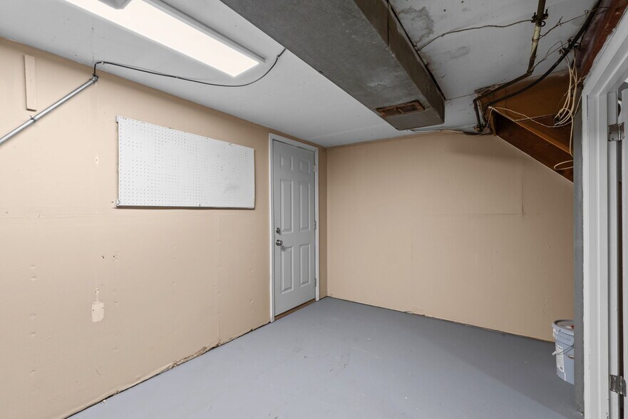 Building Photo - 445 Olian Dr