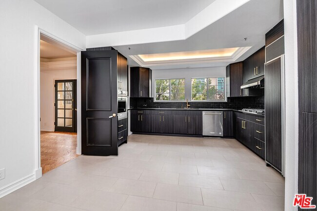 Building Photo - 120 S Palm Dr