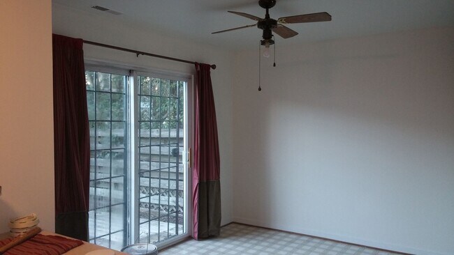Building Photo - Spacious 2bd/1.5bth Condo Located in Laurel Square!!