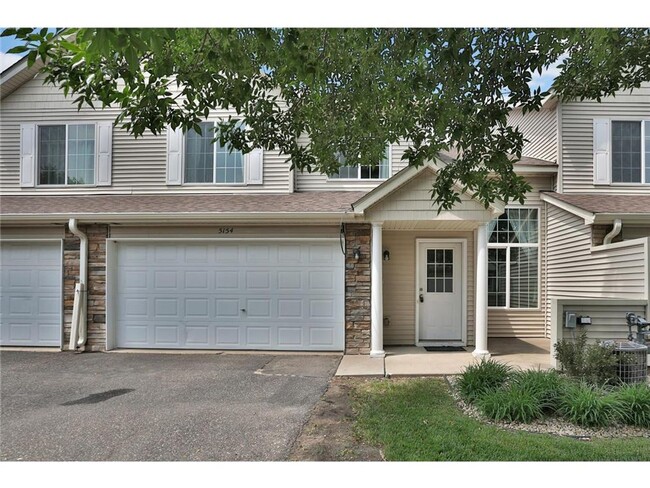 Building Photo - Awesome 2 bed townhouse in forest lake!! A...