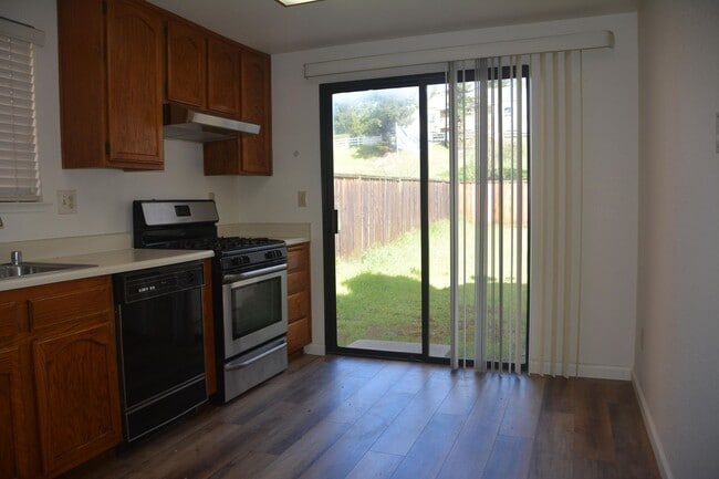 Building Photo - Hillcrest area 2 bedroom, 2 bath with 2 ca...
