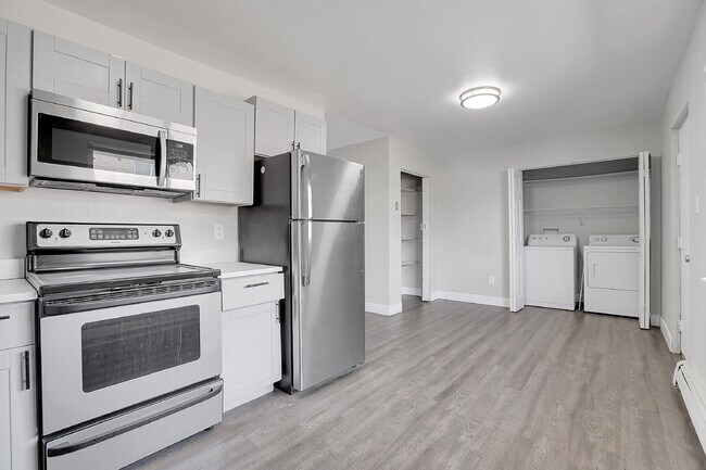 Building Photo - $1,345.00 - 2 Bed, 1 Bath Updated Unit in Denver with In Unit Laundry!