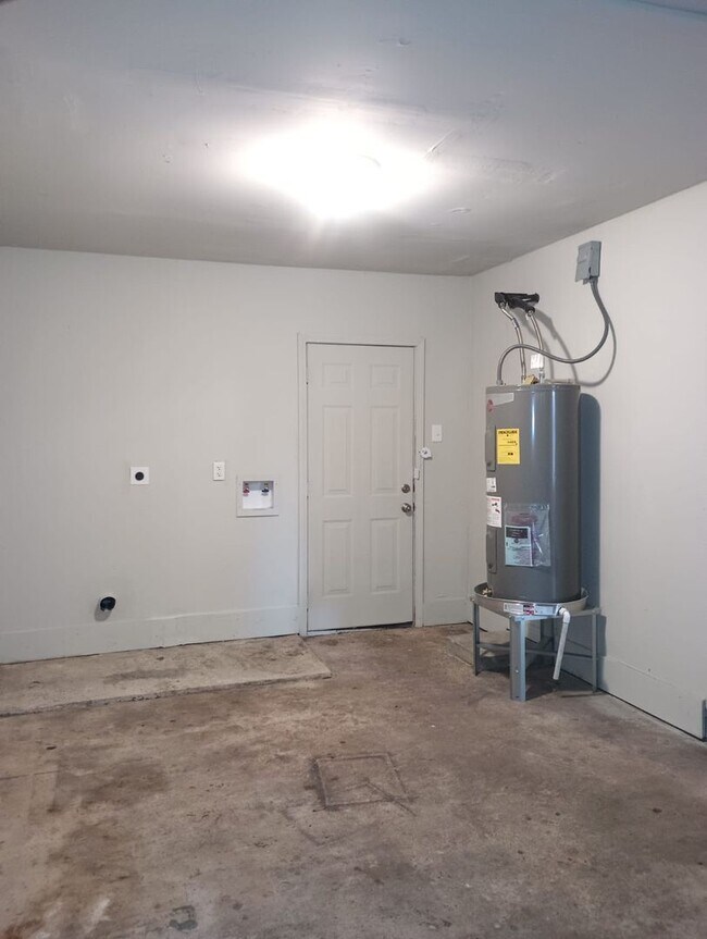 Building Photo - Cozy 2 bed / 1 bath - Move in Ready!