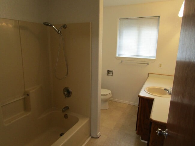 Building Photo - 2 Bedroom Duplex Near Library - Water/Sewe...