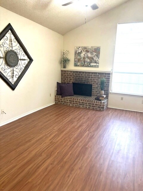 Building Photo - Remodeled 2 bedroom townhouse with loft !