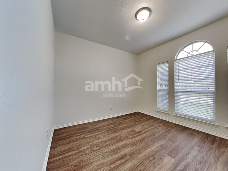 Building Photo - 2609 Alpena Dr