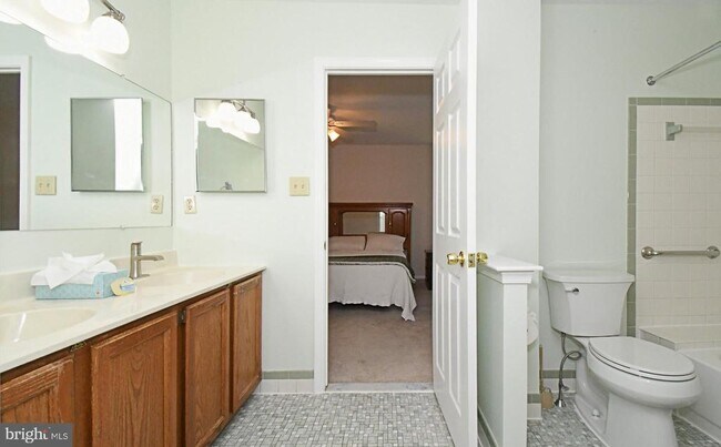 Building Photo - 2489 Hillendale Dr