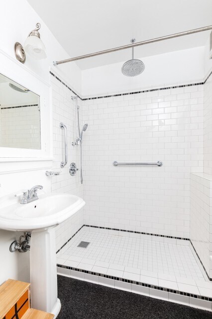 Building Photo - Spacious Home with that Classic Seattle Charm!