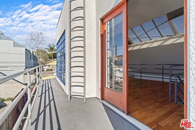 Building Photo - 1015 Marine St