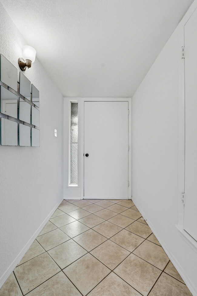 Building Photo - 10837 Gemstone St