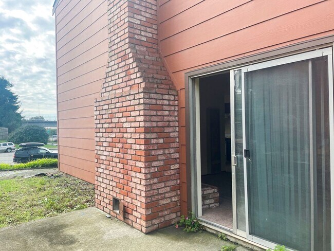 Building Photo - 840 D St