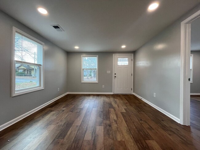 Building Photo - Brand New Renovated 2/1 in Easley!