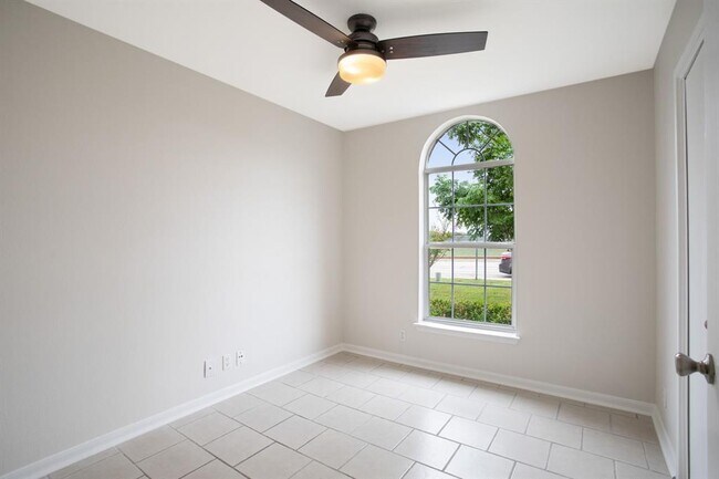 Building Photo - 809 Deercreek Ln