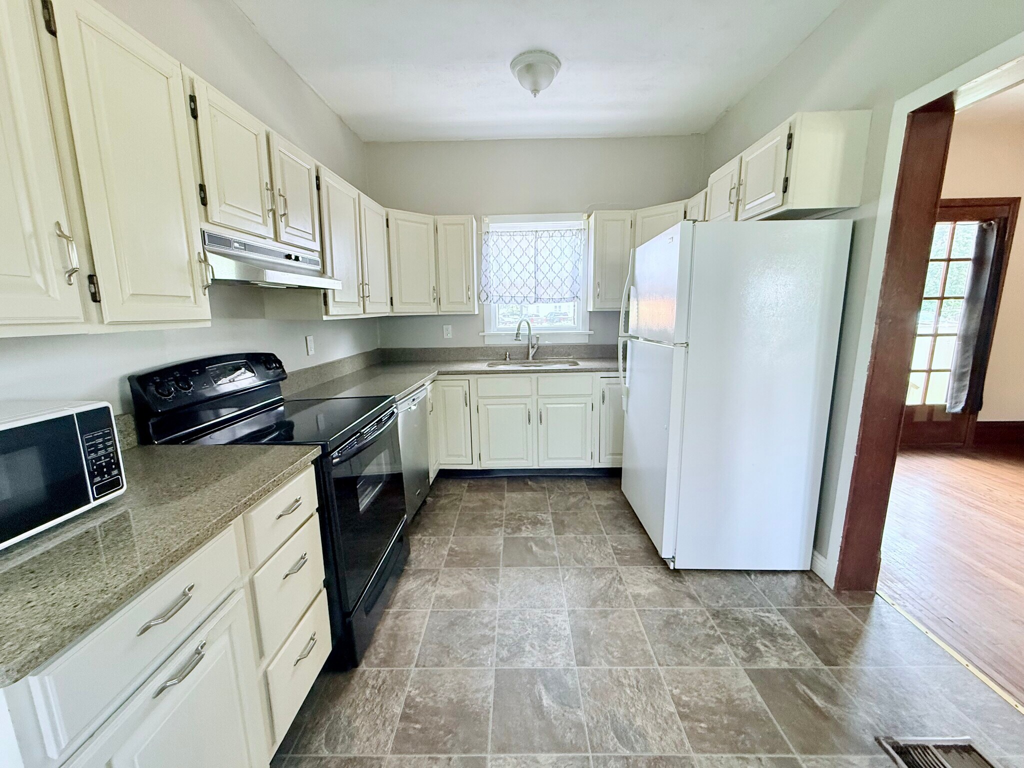 Kitchen - 615 W 2nd St