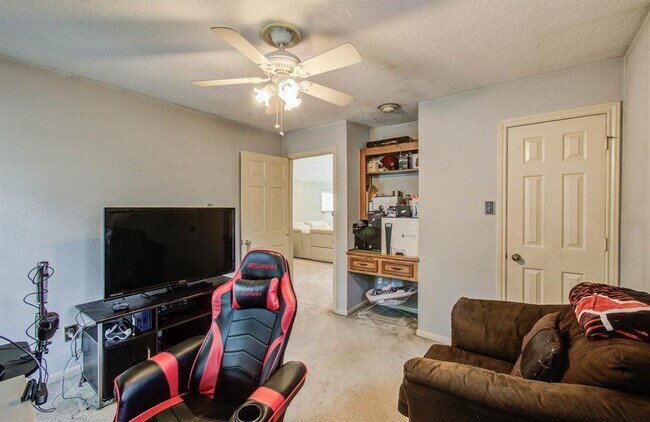 Building Photo - 18307 Forest Elms Dr