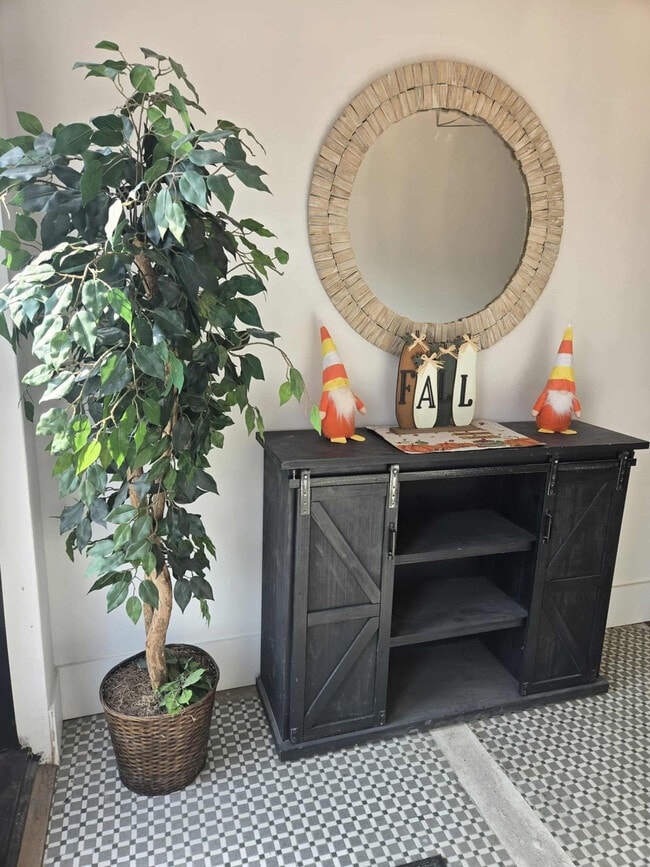 Building Photo - 11765 Glenfield Ave