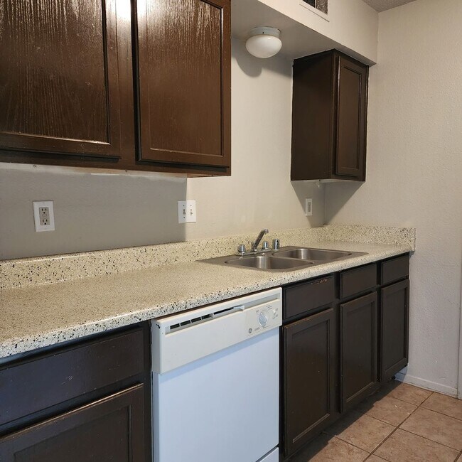 Building Photo - 1BR $700/m with $500 deposit