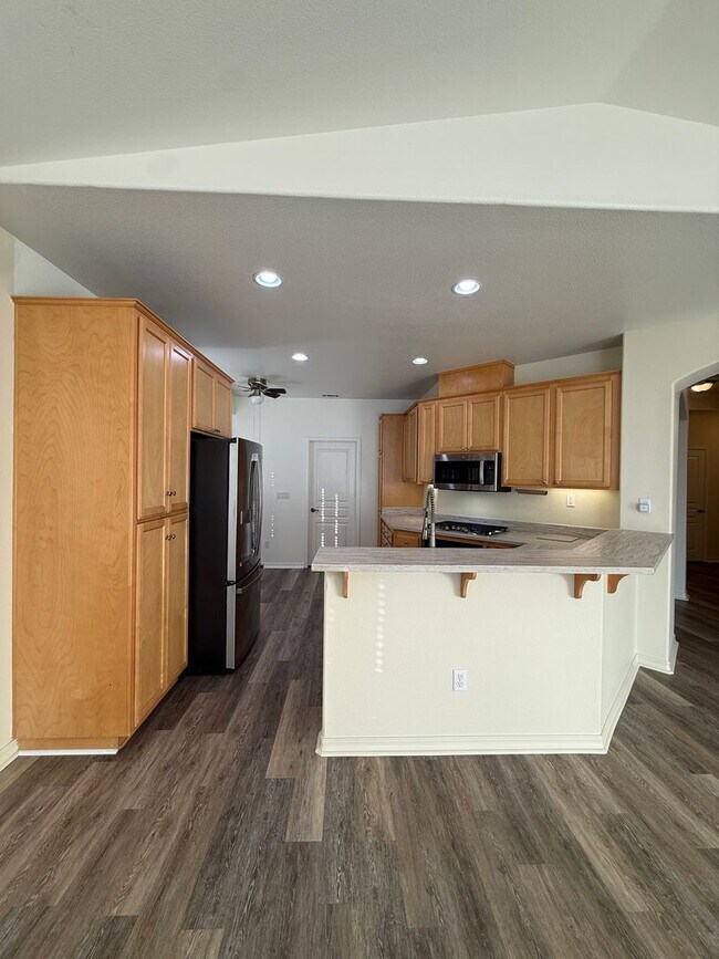 Building Photo - Beautiful Bradley Square Single Story Home With Easy Access to Shopping/101 Frwy